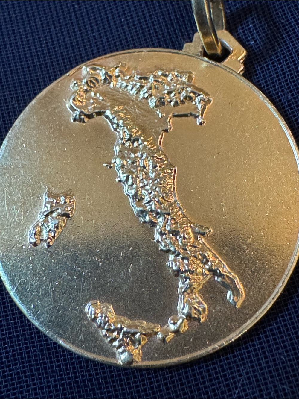 18k stamped and acid tested Italy Map Round Pendant Necklace vintage